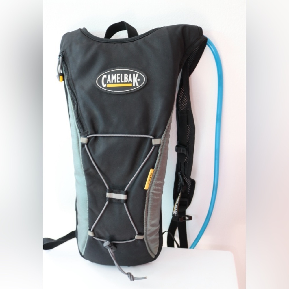 CamelBak Classic Hydration Pack Backpack 2L Reservoir Hiking Running w/ Bladder - Picture 2 of 5